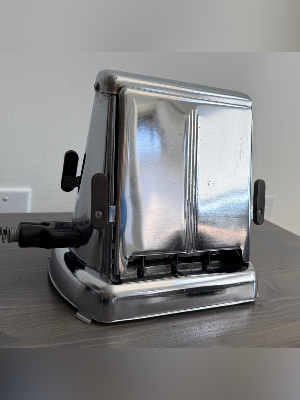 Antique metal plug in toaster
The Brock Snyder MFG Co.
Grimsby, Ont. - Picture 5 of 17